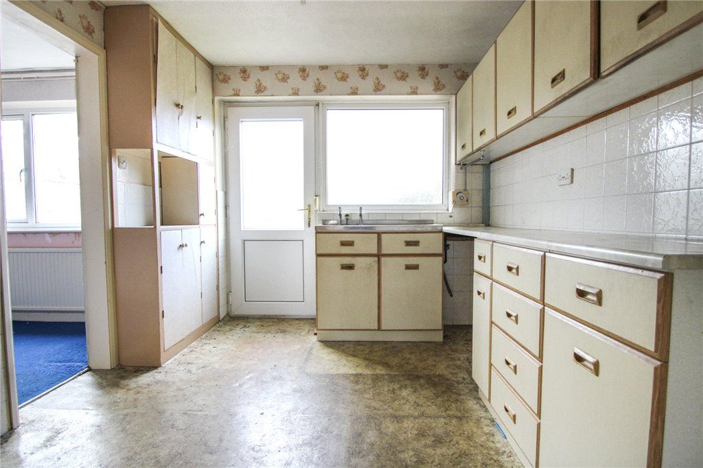 Property photo 3 of 7 Kitchen