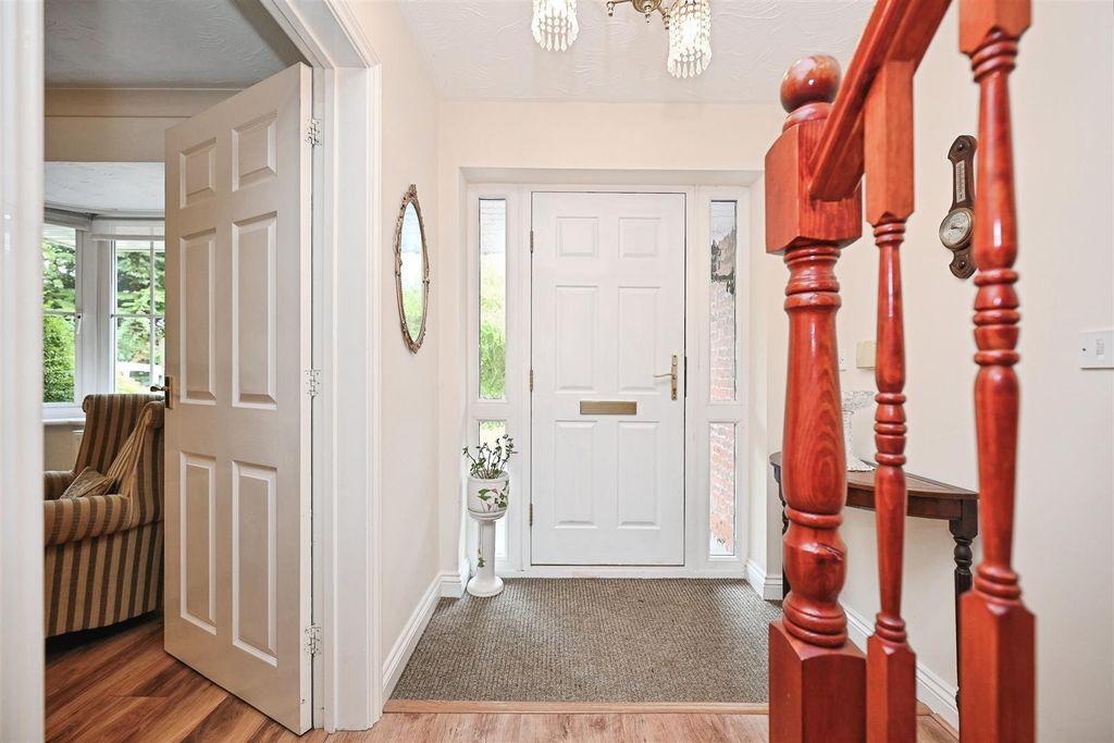 Property photo 3 of 26 Entrance Hall