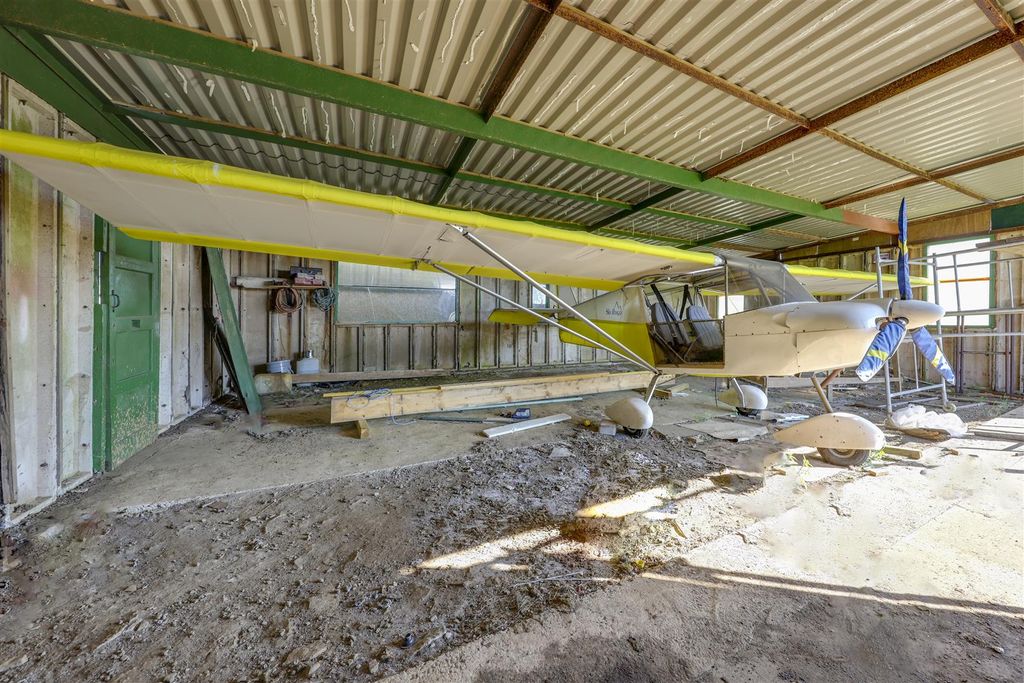 Property photo 3 of 66 Aeoplane Hanger