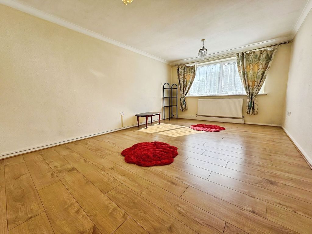 Property photo 3 of 6
