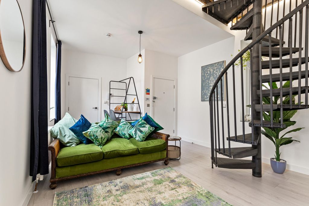 Property photo 1 of 9 Living Room