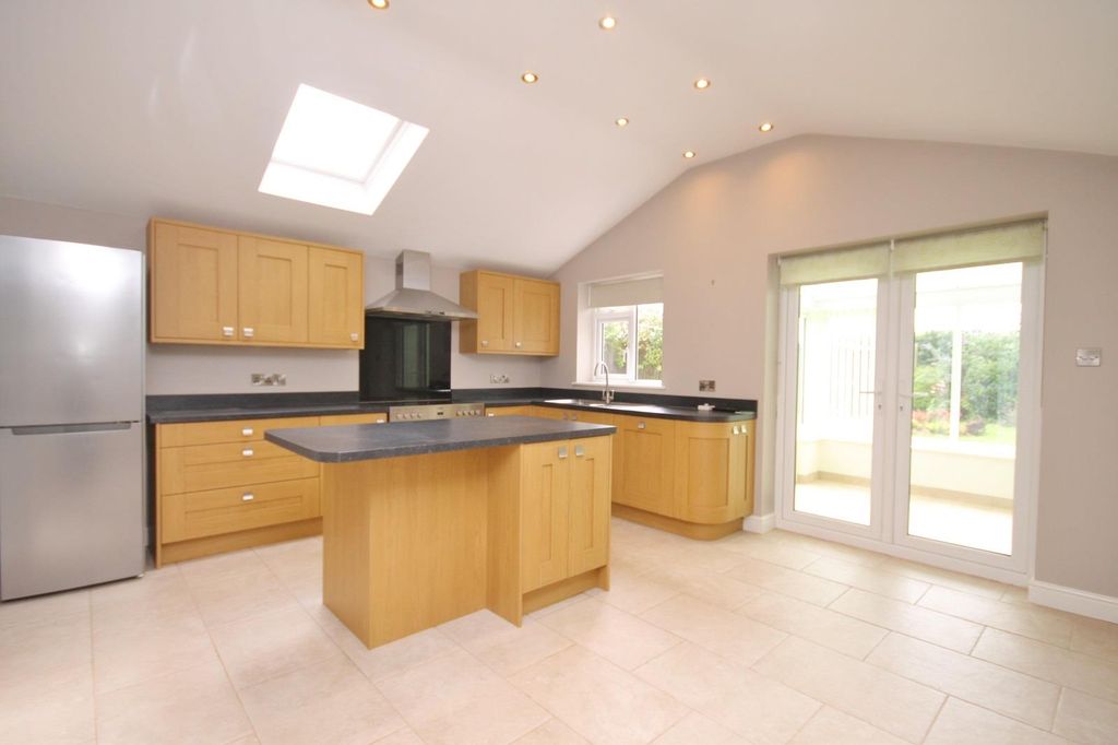 Property photo 2 of 15 Dining Kitchen