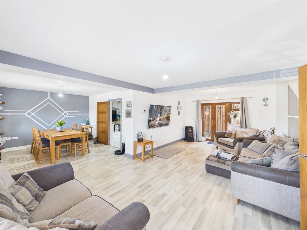 Property photo 2 of 21 Cam04045G0-Pr0081-Still010.Jpg