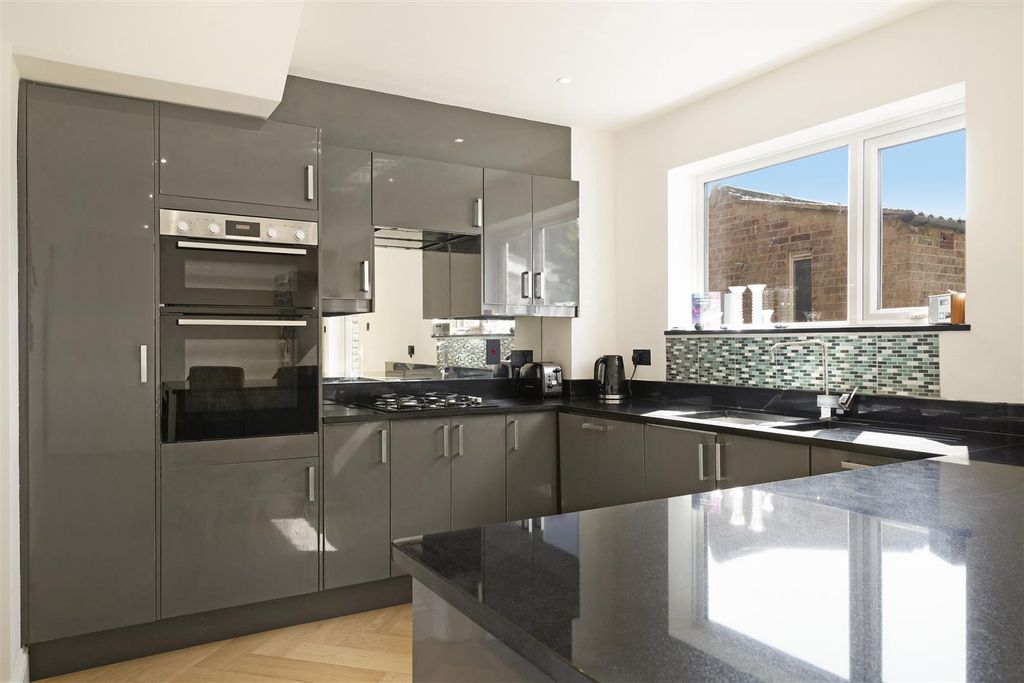 Property photo 2 of 12 42 Thornbury Gardens - Qb2Mwbykgh1Kix3S704W.Jpg