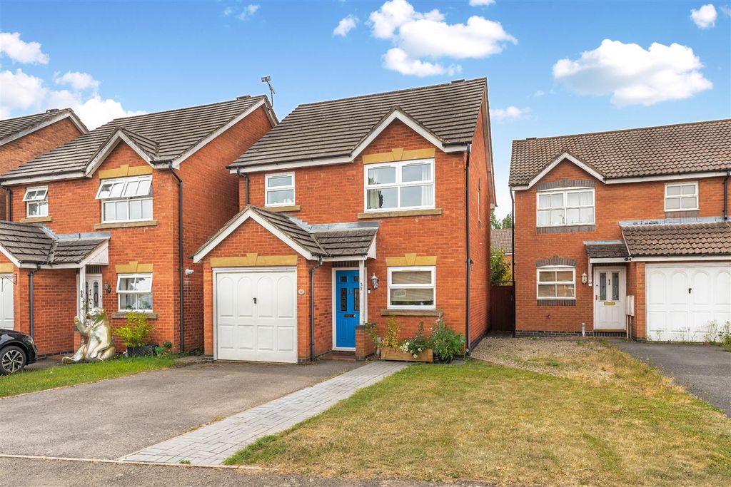 Property photo 1 of 8 32 Waterloo Drive, Banbury-1.Jpg