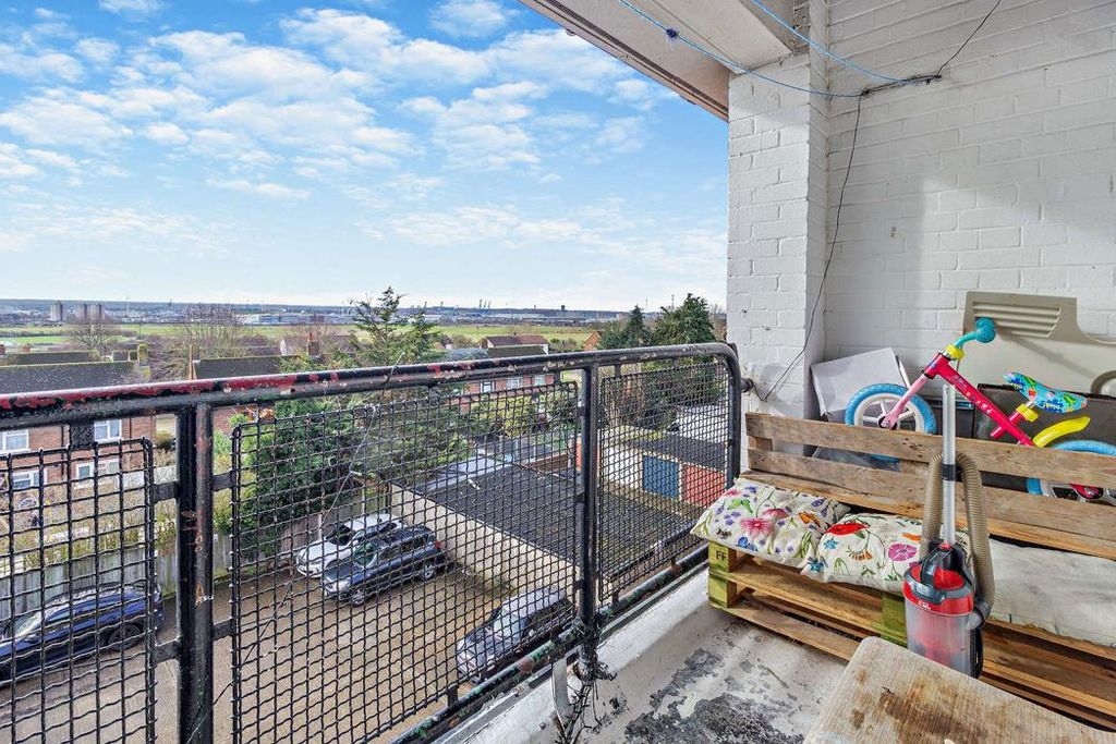 Property photo 3 of 8 2368523_W1048_H786.Jpg