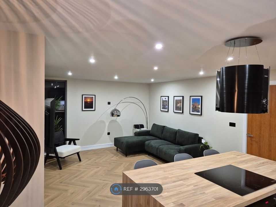 Property photo 3 of 9 Living Space