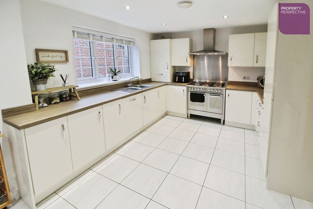 Property photo 3 of 16 Dining Kitchen