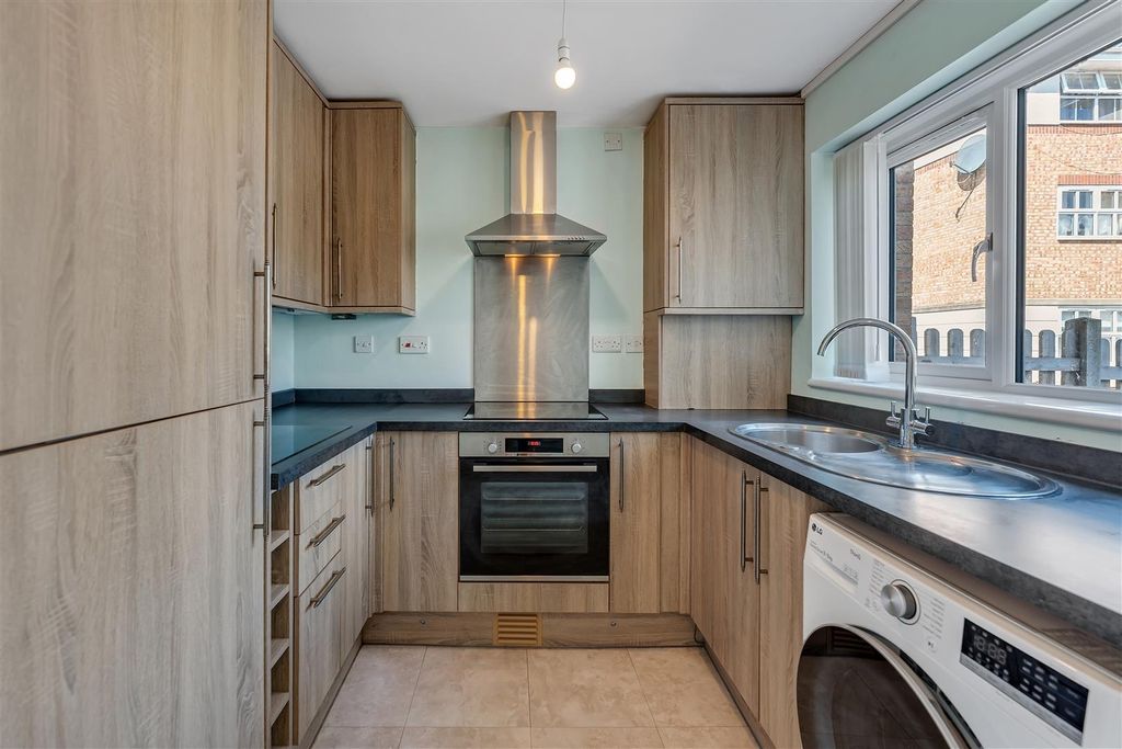 Property photo 2 of 11 Kitchen