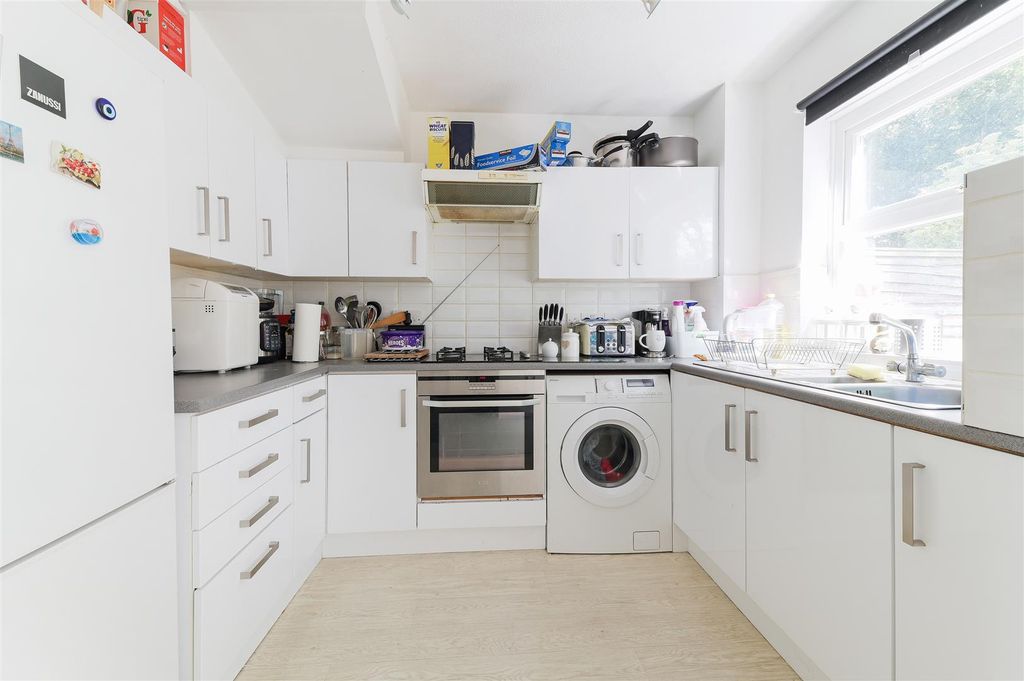 Property photo 3 of 10 Village Row, Sutton11.Jpg