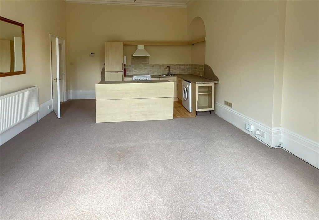 Property photo 1 of 13 Lounge *