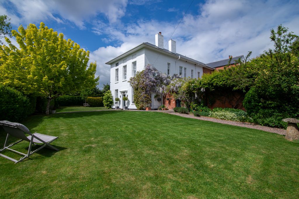 Property photo 2 of 31
