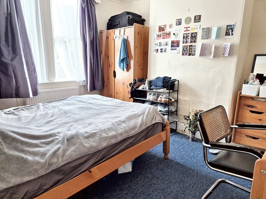 Property photo 2 of 13 Bright, Tidy Bedroom With A Double Bed, Wardrobe A...