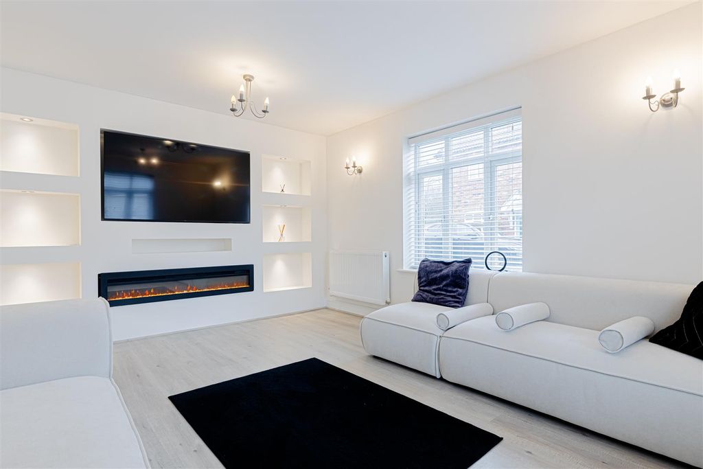 Property photo 2 of 28 Princess Close (27).Jpg