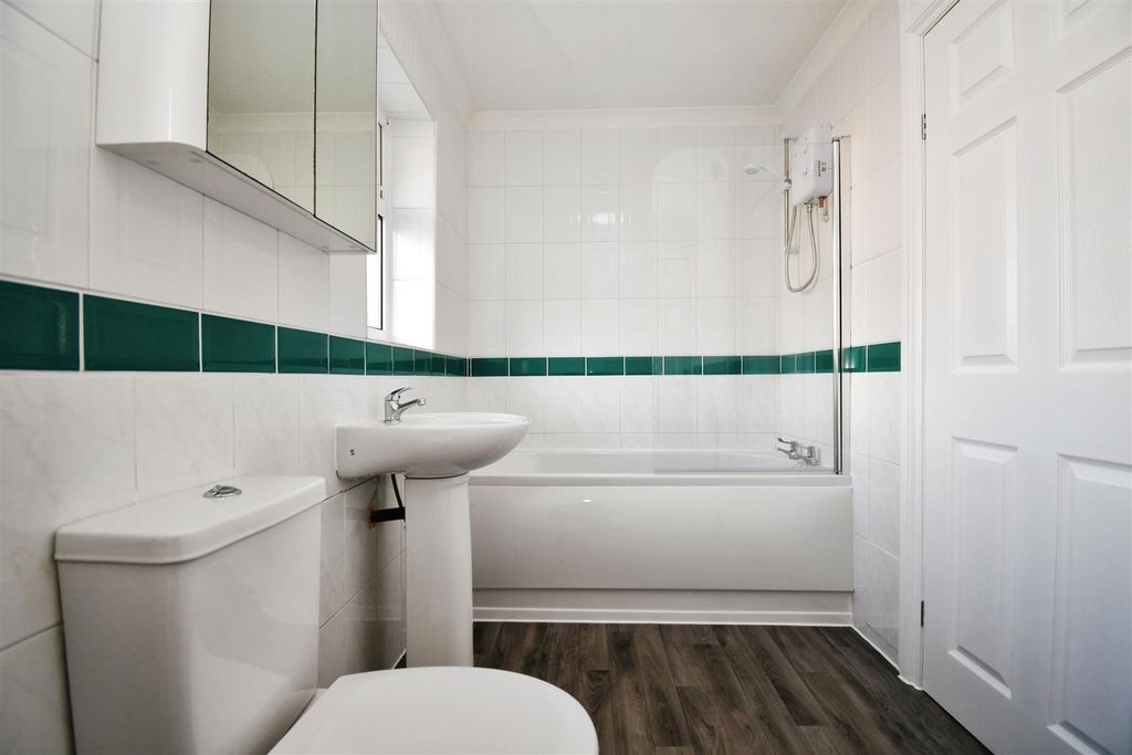 Property photo 3 of 16 Bathoom