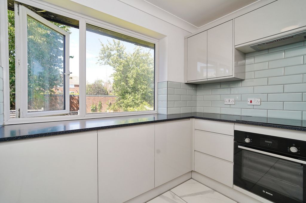 2 bed maisonette for saleRochester Drive, Bexley DA5 photo 5