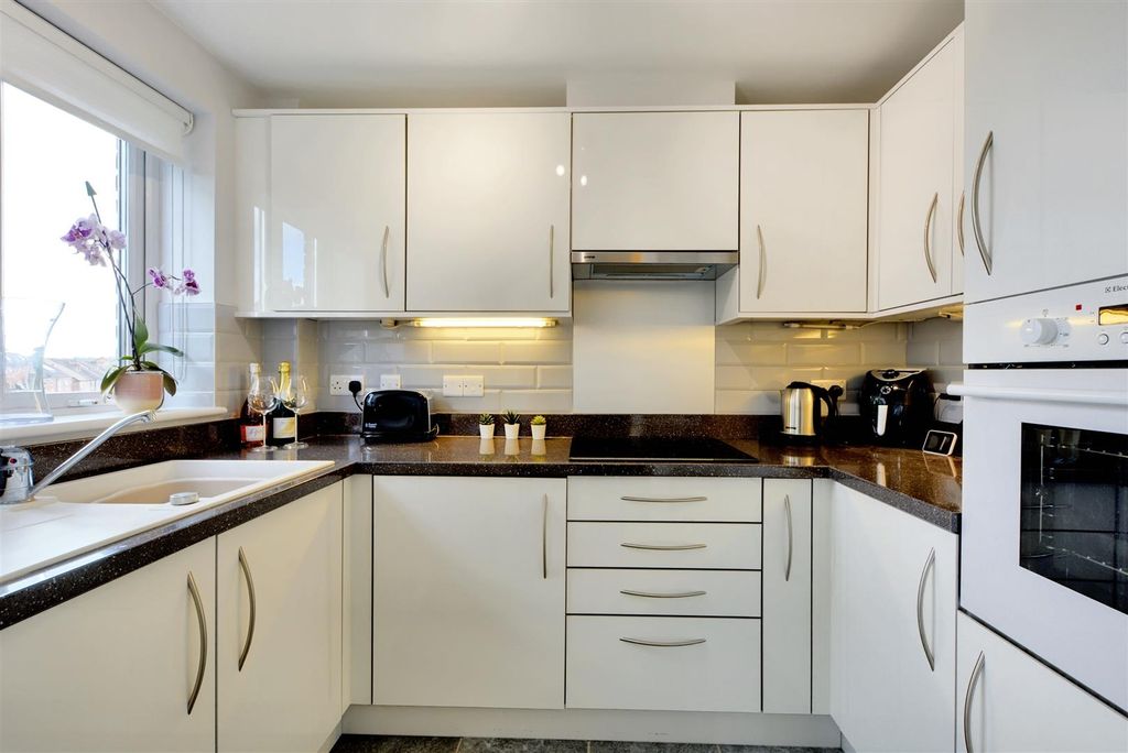 Property photo 3 of 13 Kitchen