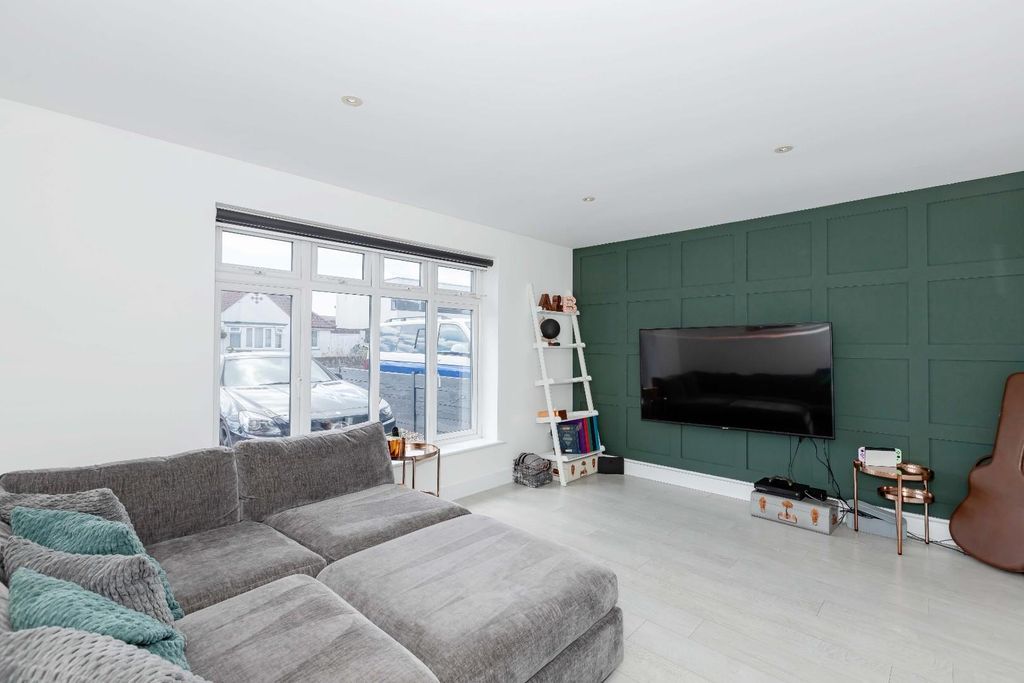 Property photo 3 of 35 The Meadway_10.Jpg