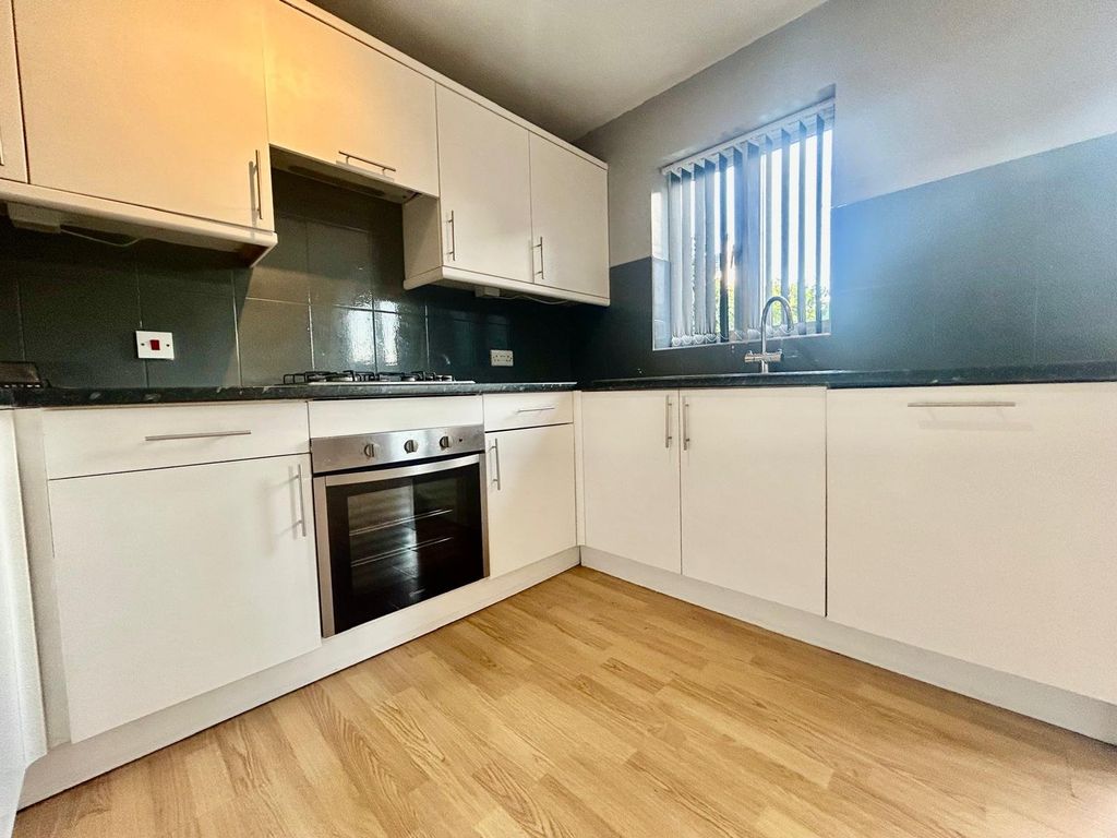 Property photo 3 of 12 Kitchen