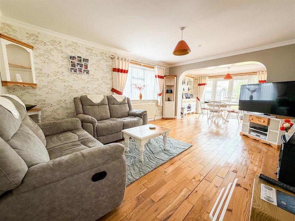 Property photo 3 of 31 Lounge