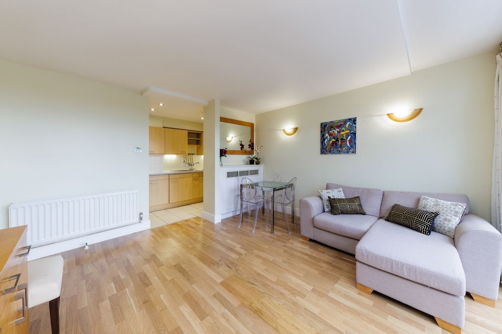 Property photo 1 of 8 Reception Room (2)