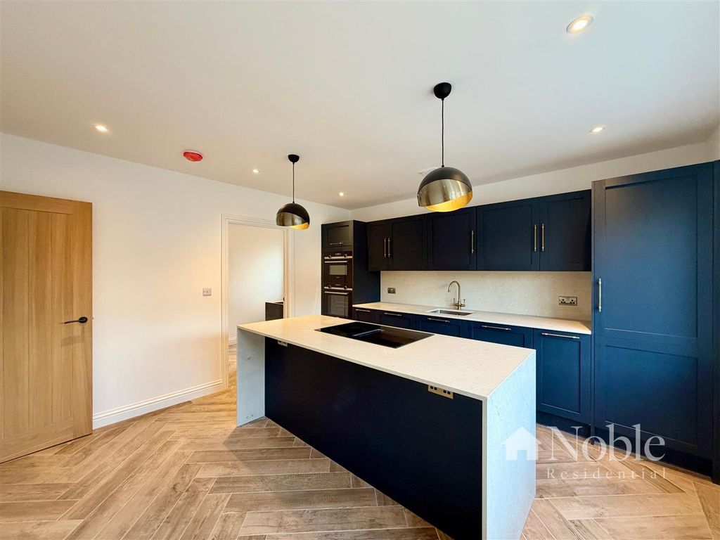 Property photo 2 of 17 Kitchen/Breakfast Room