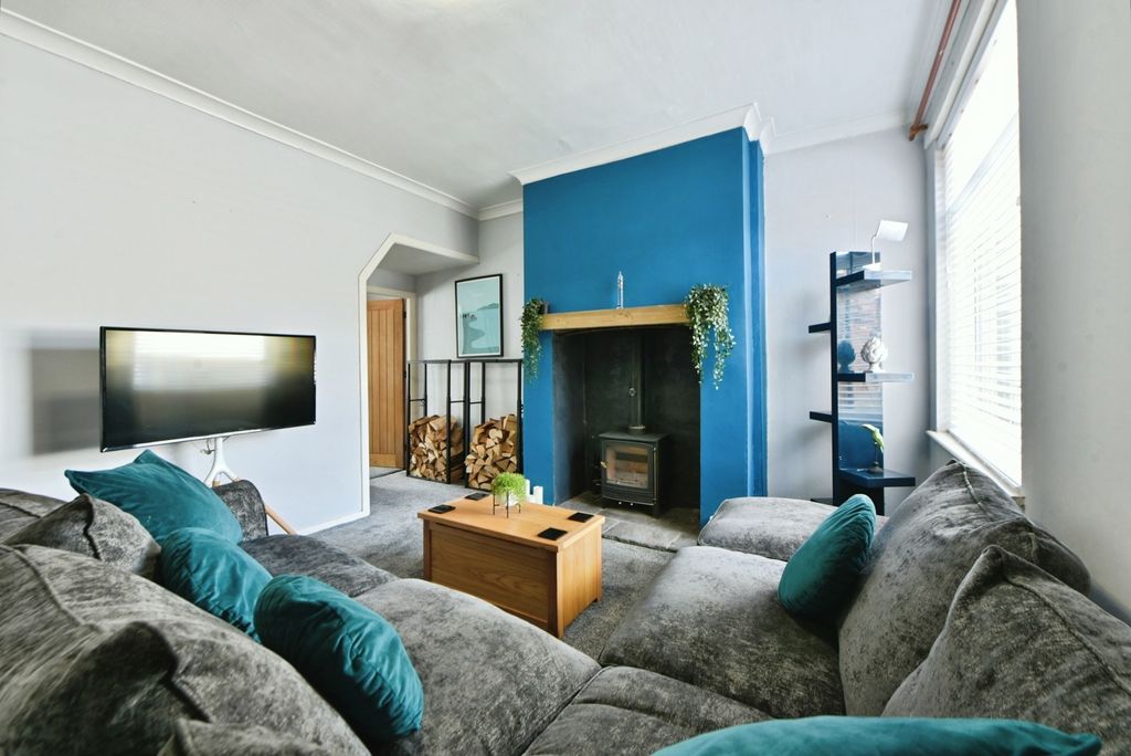 Property photo 3 of 17 Lounge