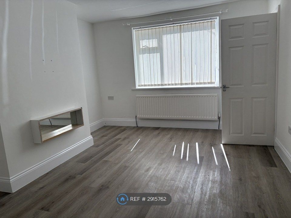 Property photo 3 of 10 Living Room