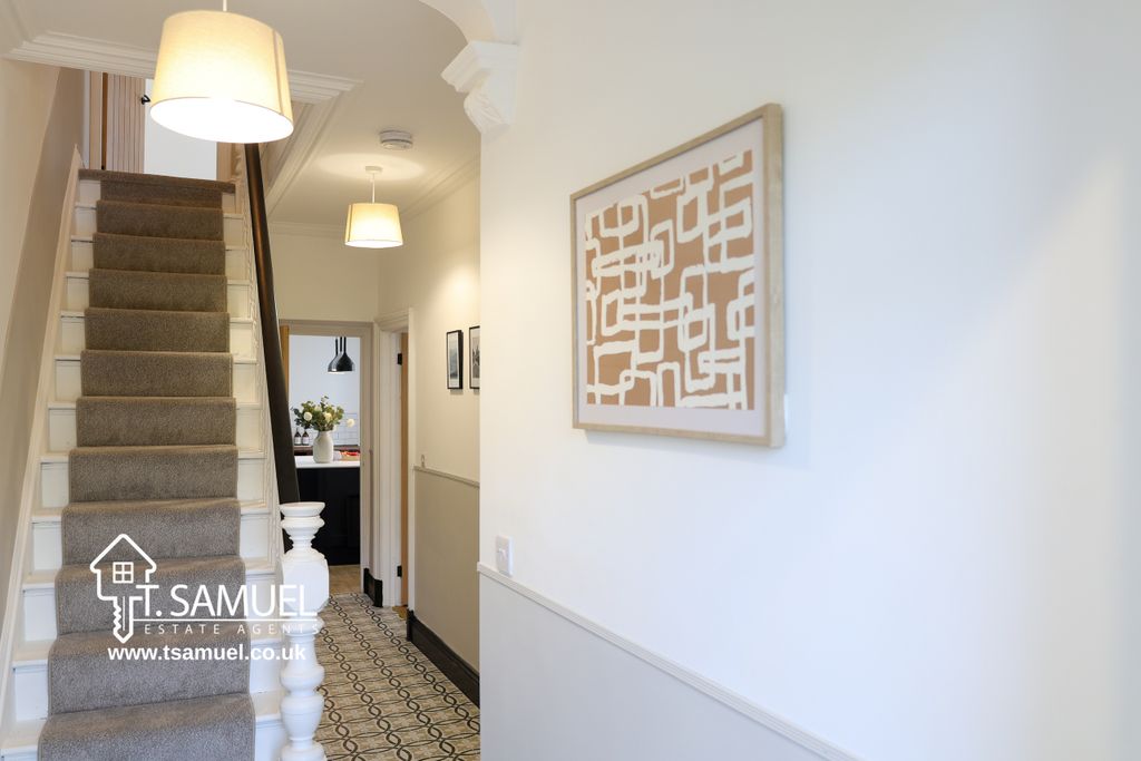 Property photo 3 of 28 Grd Hallway