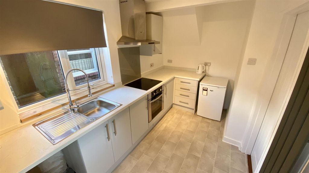 Property photo 2 of 8 Kitchen