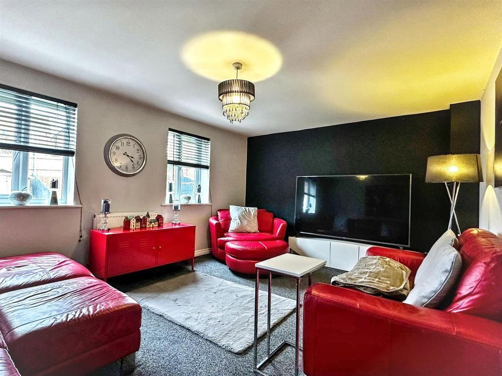 Property photo 3 of 29 Lounge