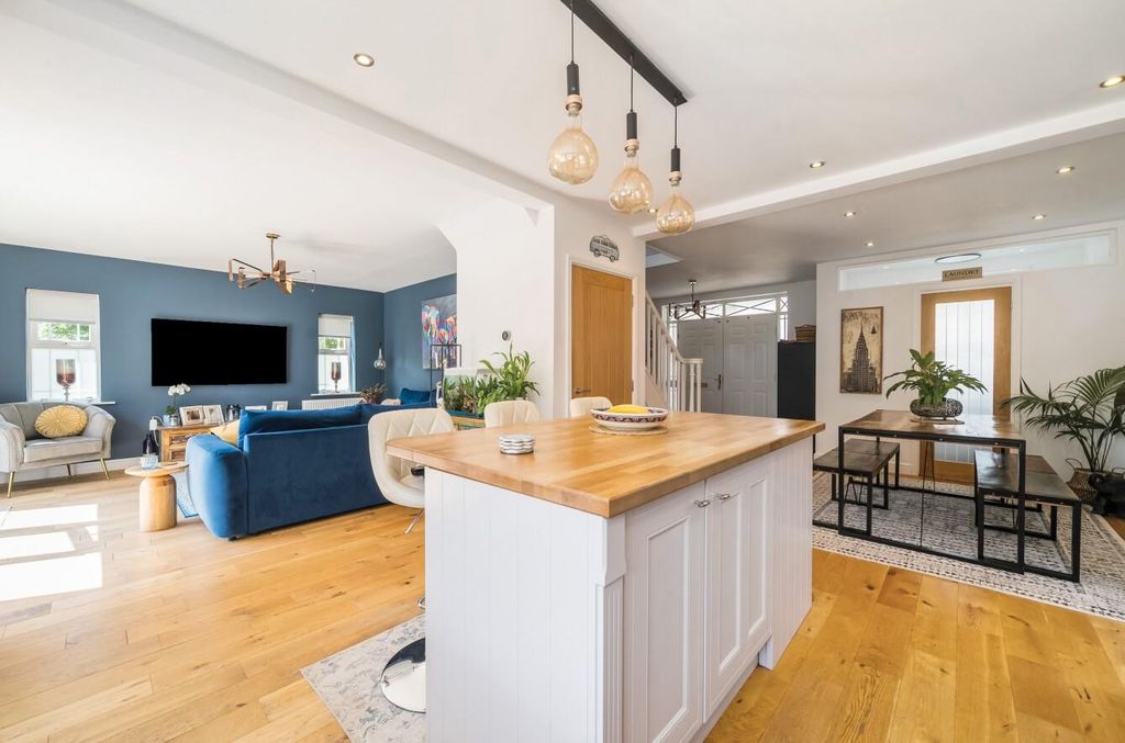 Property photo 2 of 39