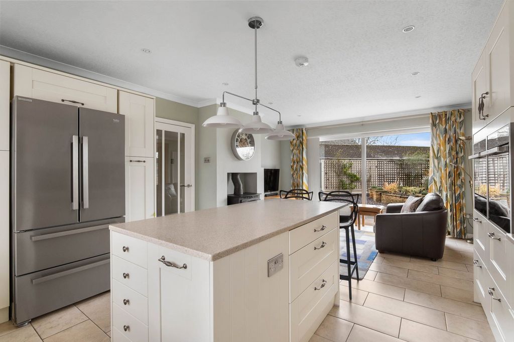 Property photo 3 of 34