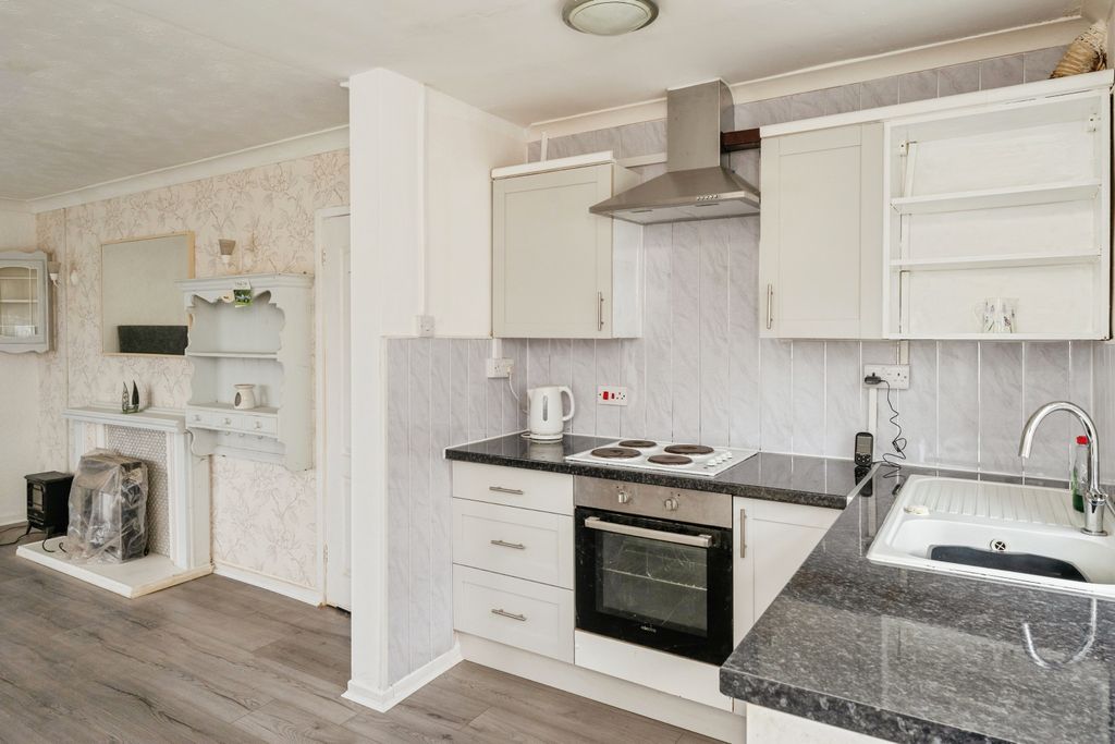 Property photo 2 of 15 Kitchen