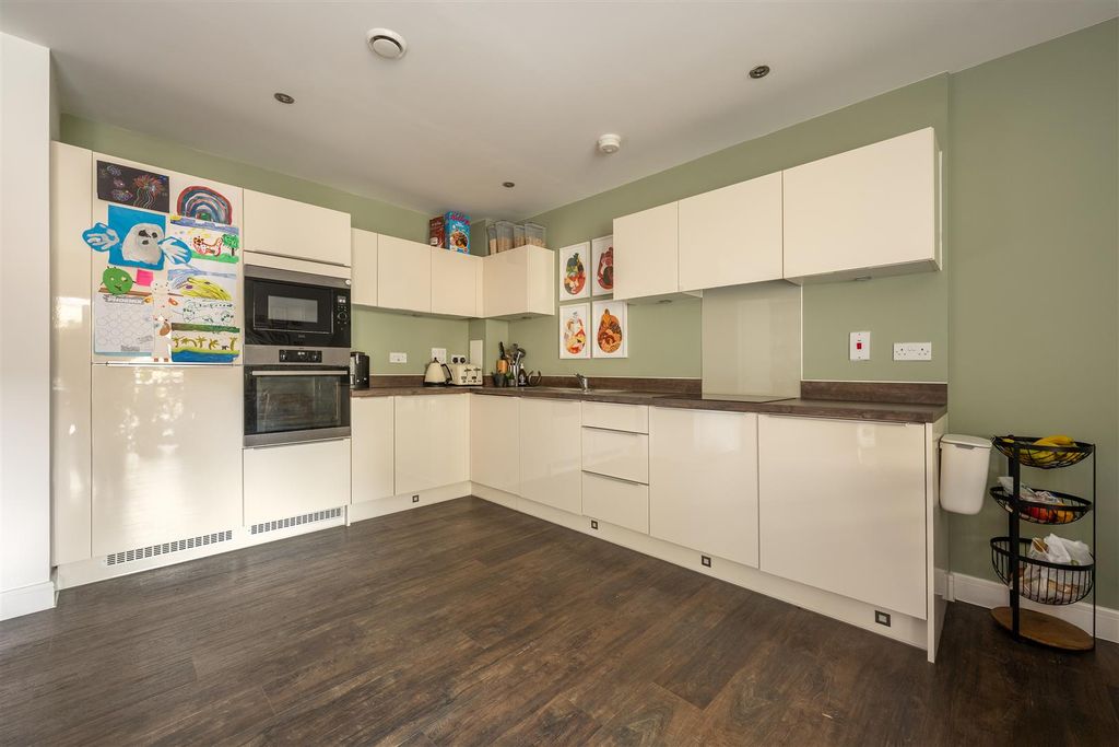 Property photo 3 of 27 Hoffmans Road, E17