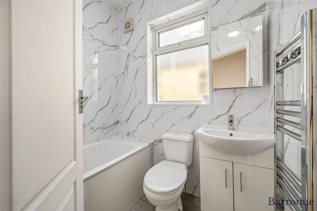 Property photo 1 of 21 Bathroom