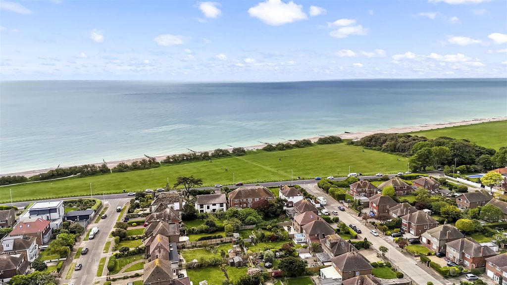 Property photo 2 of 22 4 Cowdray Court-002.Jpg