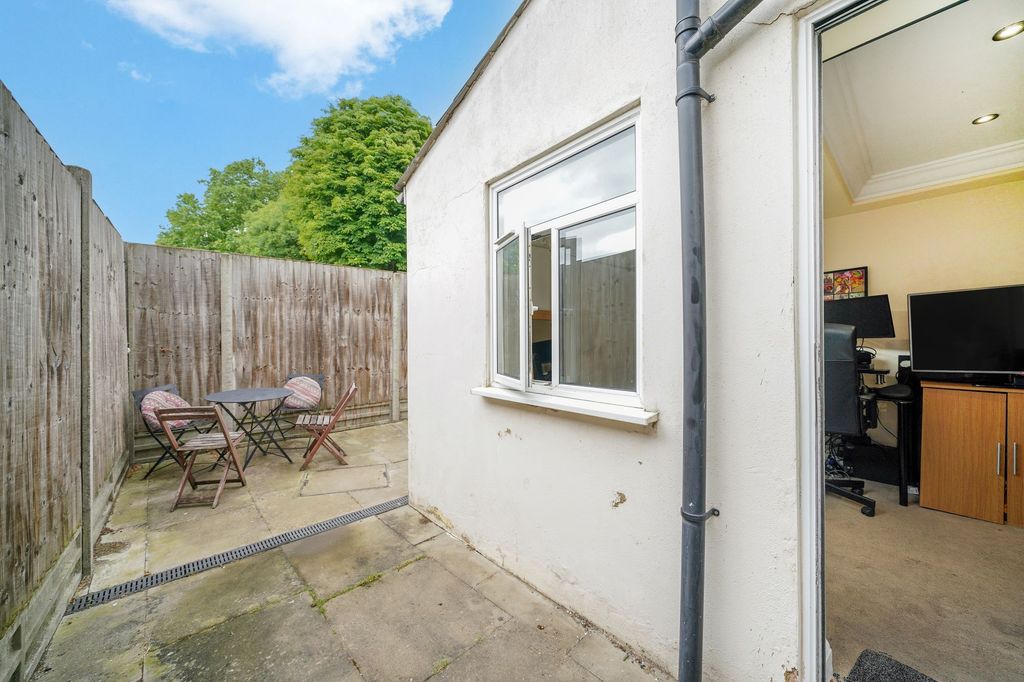 Property photo 2 of 15 A Private And Cozy Outdoor Garden Area Featuring A...