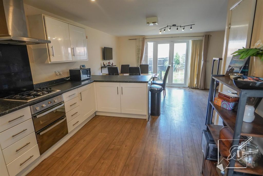 Property photo 2 of 20 Kitchen/Diner: