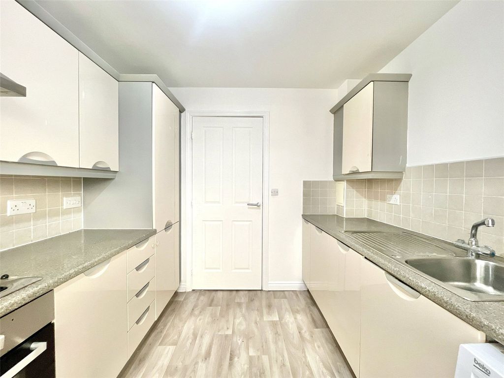 Property photo 3 of 11 Kitchen