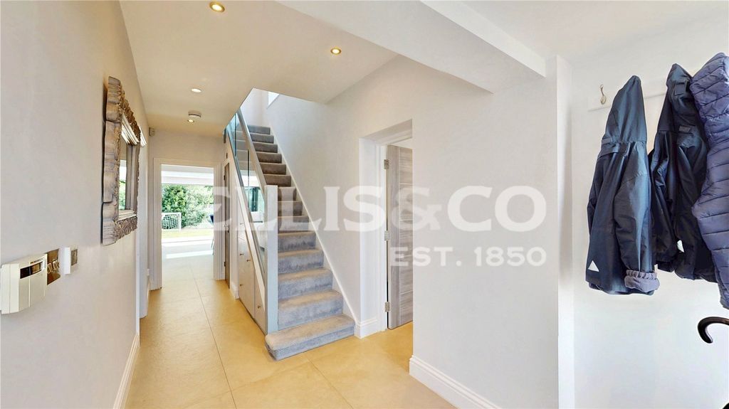Property photo 2 of 28 Picture No. 24