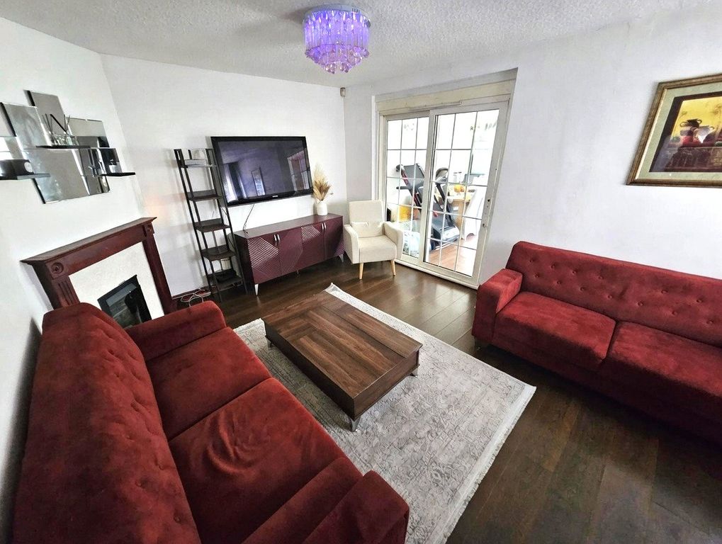 Property photo 2 of 11 Lounge