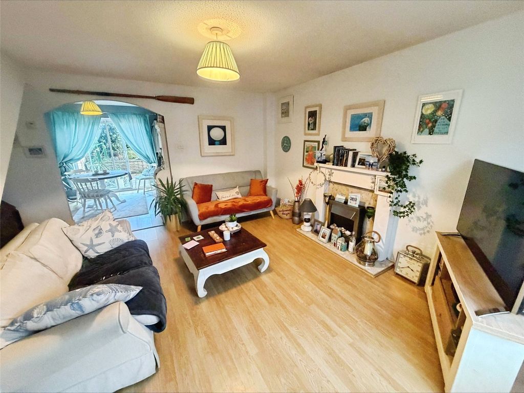 Property photo 2 of 11 Lounge