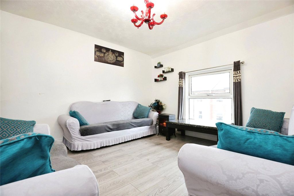 Property photo 2 of 9 Picture No. 12