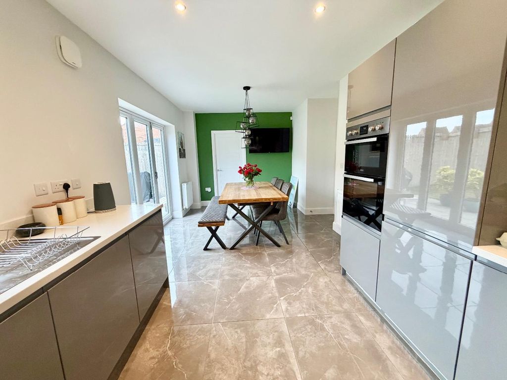 Property photo 3 of 25 Kitchen