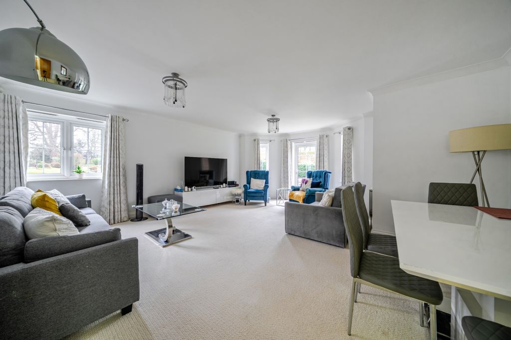 Property photo 3 of 11 London Road