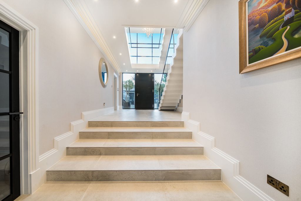 Property photo 2 of 40 Entrance Hall