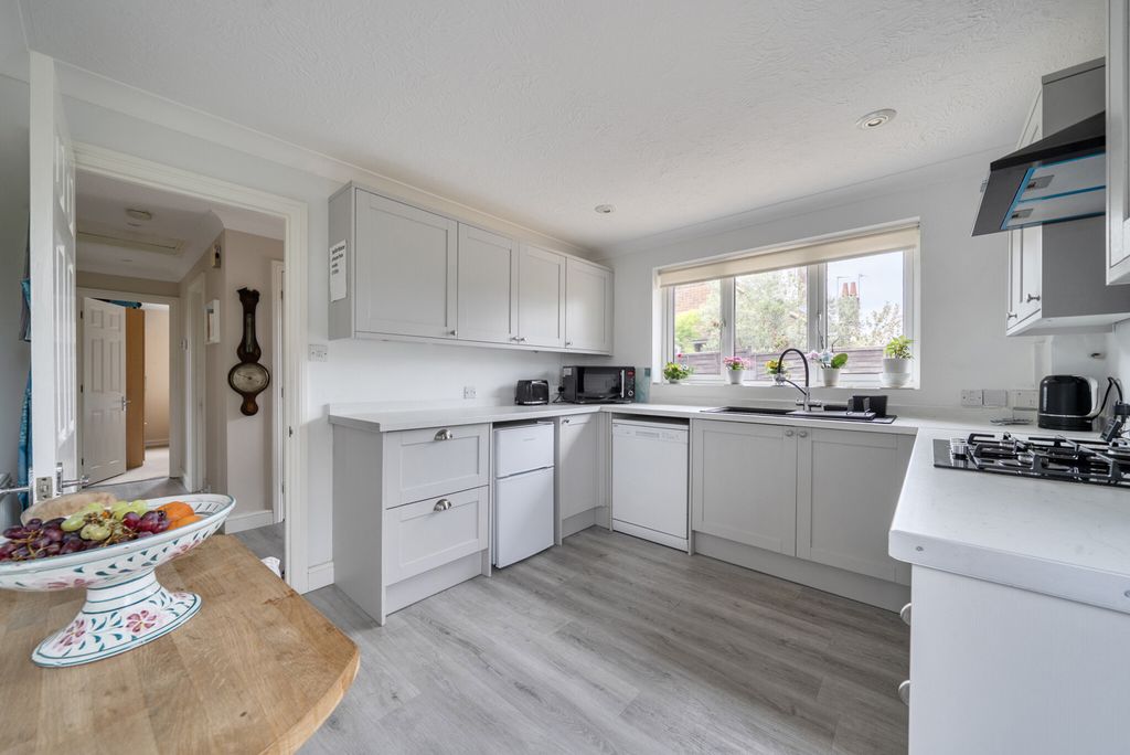 Property photo 2 of 15 1457114-10-6A037E...