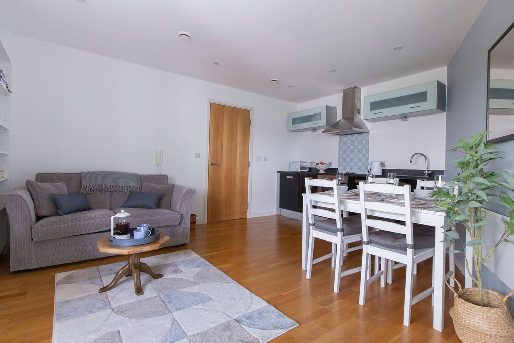 Property photo 2 of 14 803_Gateway_East_03