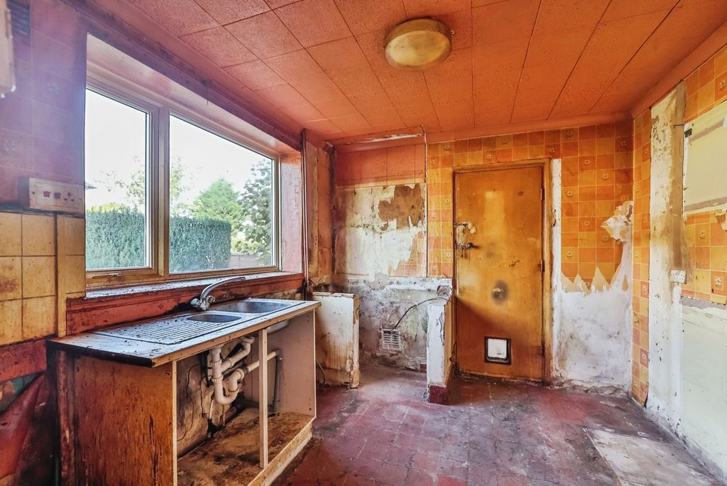 Property photo 3 of 10 Kitchen